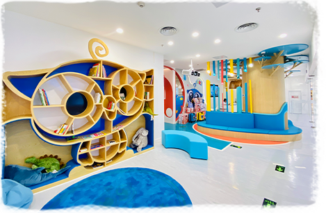爱嘟咔中心的环境与功能，既有学校的严谨简洁，又增添了儿童玩耍区域，营造出具有活力又充满乐趣的整体氛围。